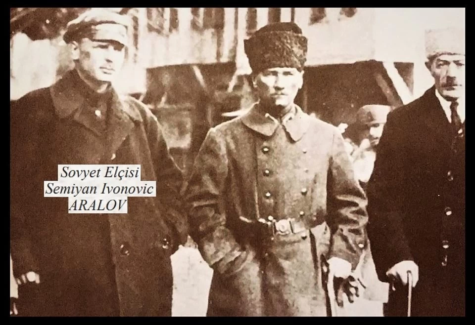 Ο Κεμάλ με τον Ρώσο και τον Αζέρο πρέσβη λίγο πριν την Μικρασιατική Καταστροφή